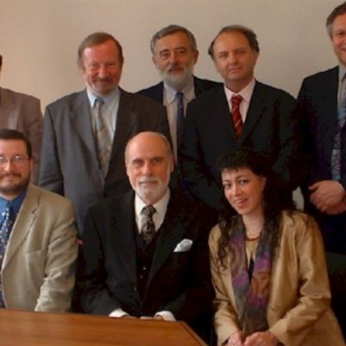 Vint Cerf entouré du Comité exécutif de l'ISOC Wallonie : de gauche à droite, André Rombauts, le président Jacques Berleur, Jean-Louis Dethier, Richard Delmas, Paul Ficheroulle, Eric Tomson et Marie-Anne Delahaut.