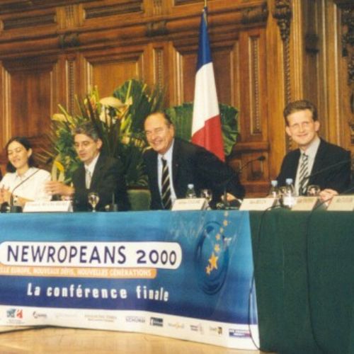 Les modérateurs des panels lors de la conférence finale accueillant M. Jacques Chirac, Président de la République française